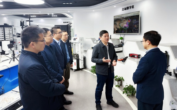 廣西農(nóng)村投資集團有限公司黨委書記、董事長廖應(yīng)燦一行蒞臨托普云農(nóng)調(diào)研參觀