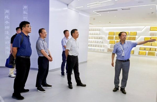 拱墅區(qū)人大常委會黨組書記、主任鮑一飛帶隊走訪托普云農(nóng)